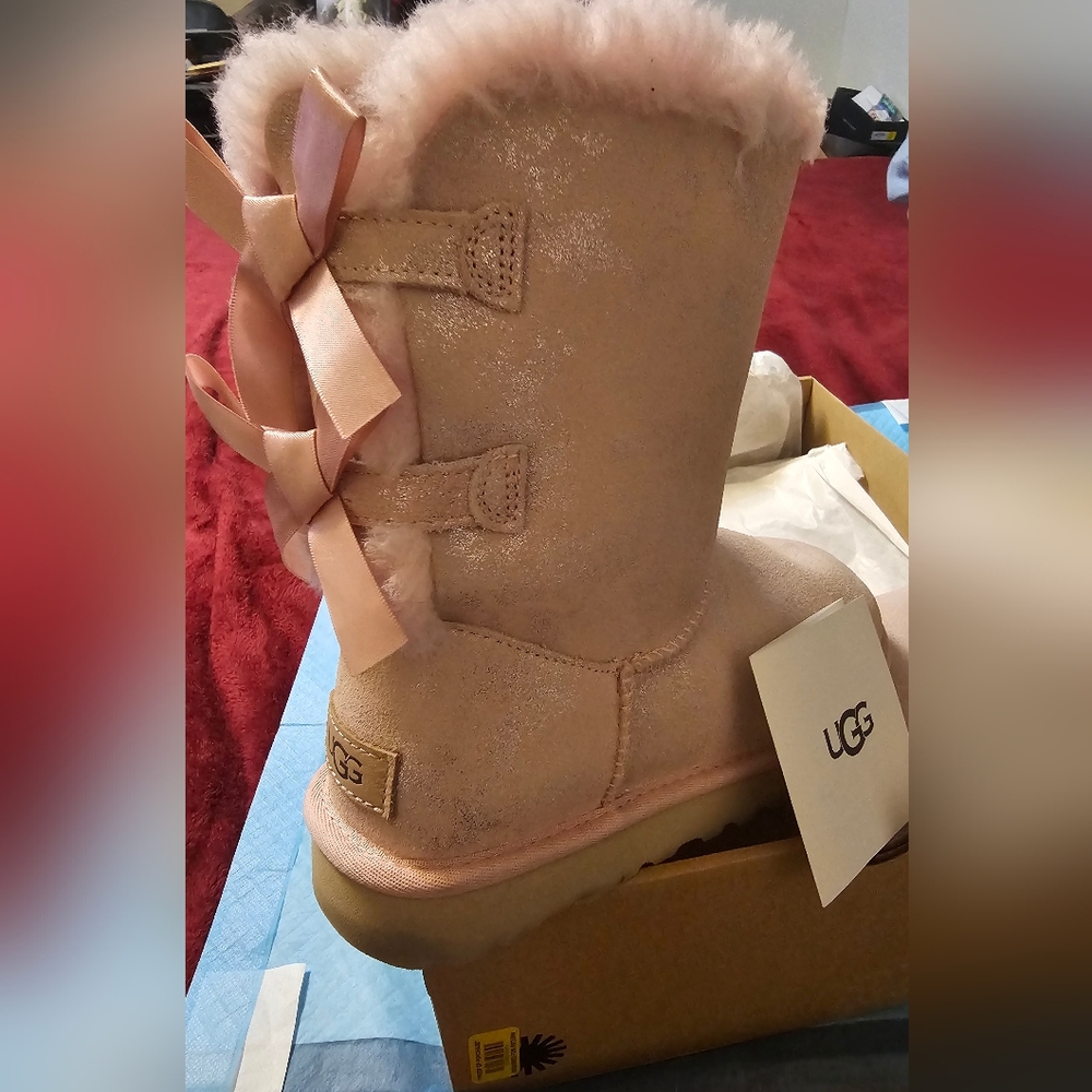 UGG NWT & BOX  W/BAILEY BOW 2 SHIMMER PINK BOOTS (TREADLITE BY UGG)